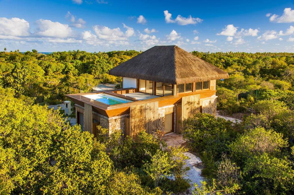 una vista aérea de una casa con techo de paja en Pool Villas Tivoli Ecoresort en Praia do Forte