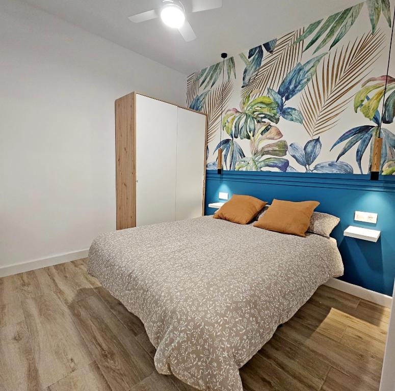 una camera da letto con un letto e un dipinto sul muro di Elegante apartamento de diseño. a Almería