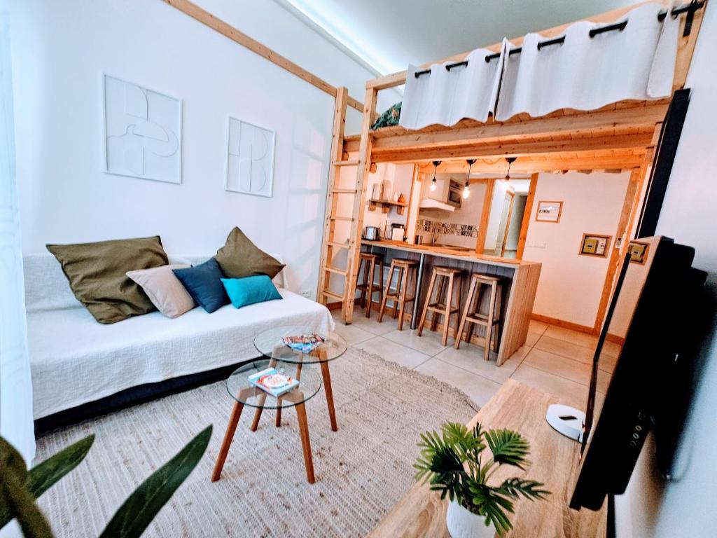 sala de estar con sofá y litera en Paradis Côtier 6 couchages en Antibes