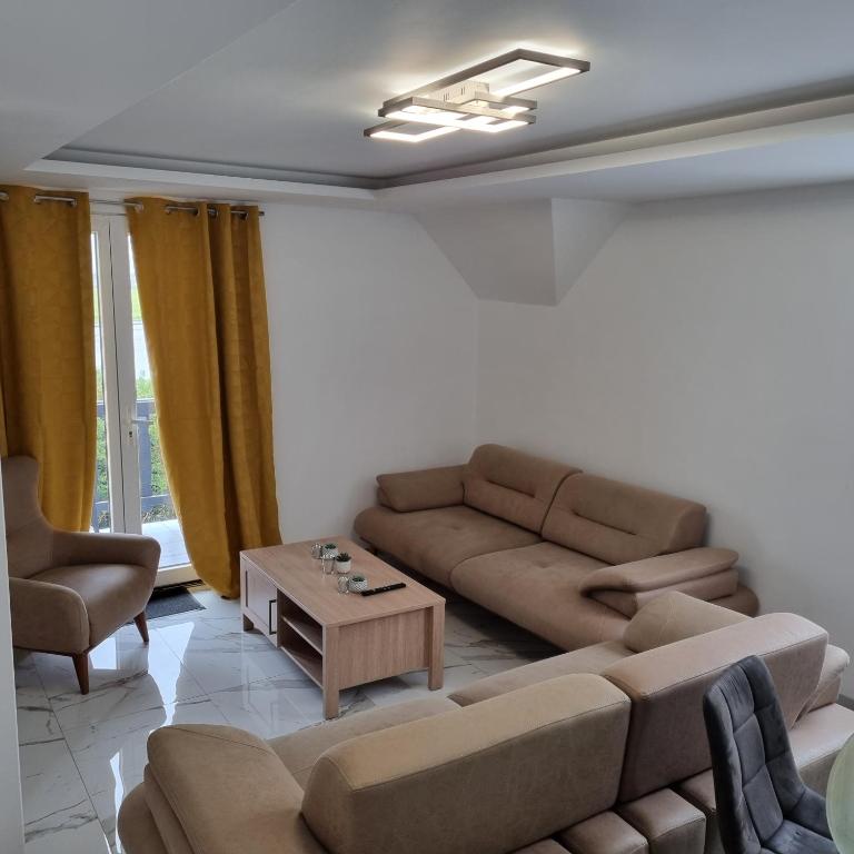 un salon avec un canapé et une table dans l'établissement Les Hirondelles, à Andolsheim