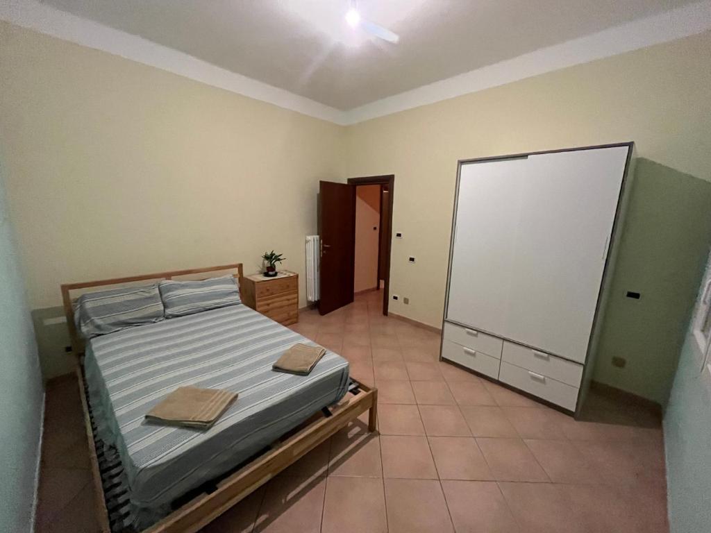 een slaapkamer met een bed en een whiteboard erin bij Casa Zanardi 2.0 in Bologna