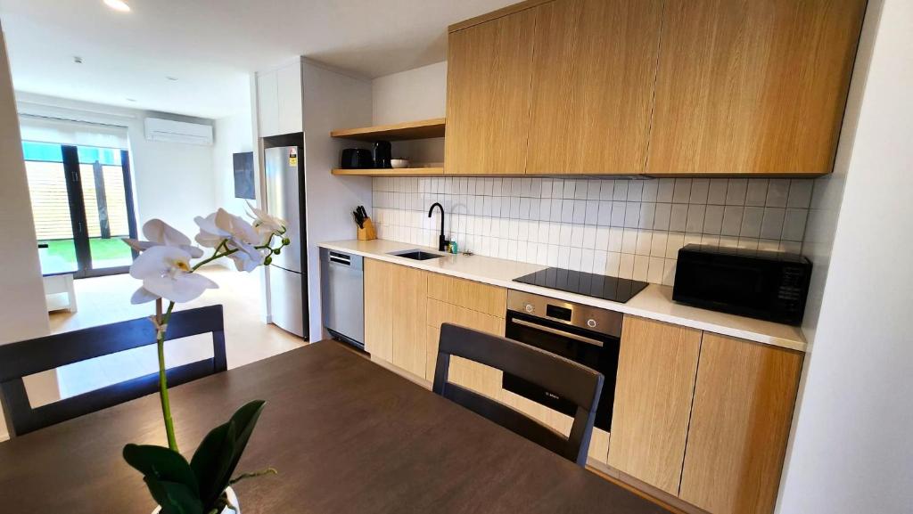 Kuchyň nebo kuchyňský kout v ubytování U Suites on Trieste Way