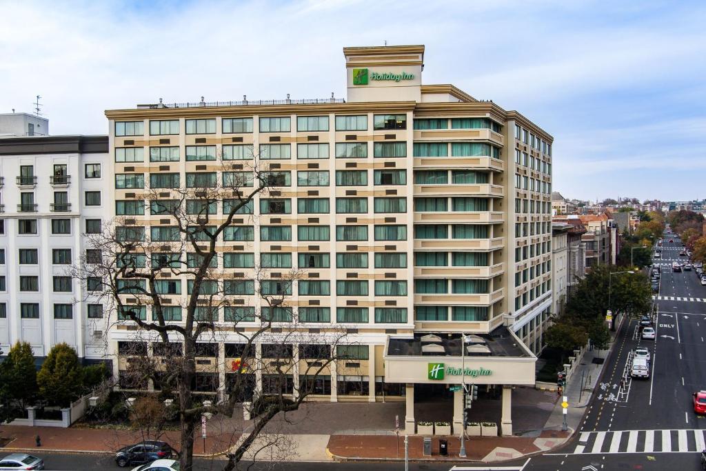 a large building on a city street with traffic at Holiday Inn Washington-Central/White House, an IHG Hotel in Washington, D.C.