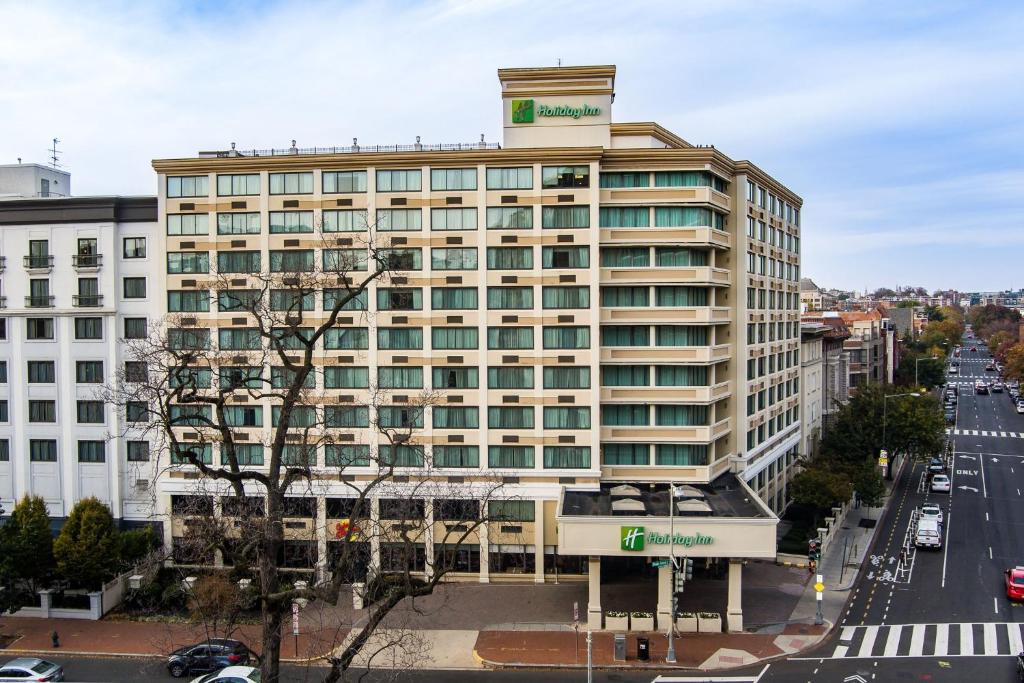 ワシントンにあるHoliday Inn Washington-Central/White House by IHGの交通の大きな建物