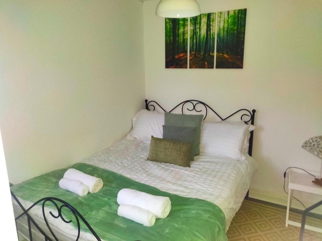 Katil atau katil-katil dalam bilik di Quiet & Relaxing 2-bedroom apartment - Free parking & Pets welcome
