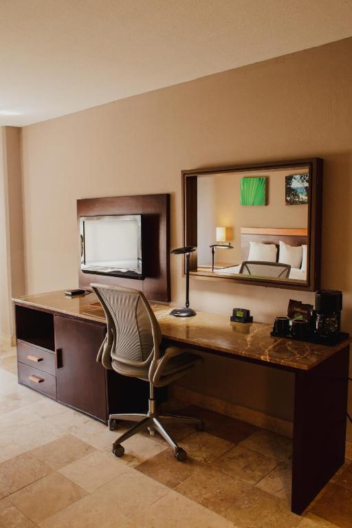 TV a/nebo společenská místnost v ubytování Hilton Garden Inn Veracruz Boca del Rio