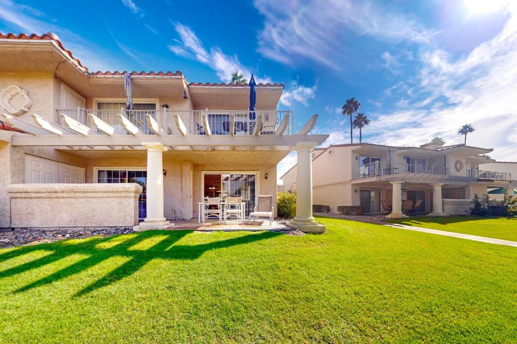 una casa grande con césped delante en Mesquite Mystique - 5566, en Palm Springs