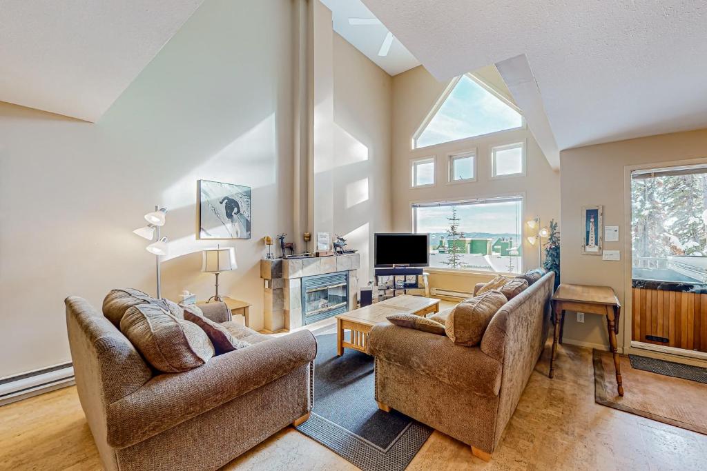 SnowCrest Village, Unit 5A, Big White (updated prices 2025)