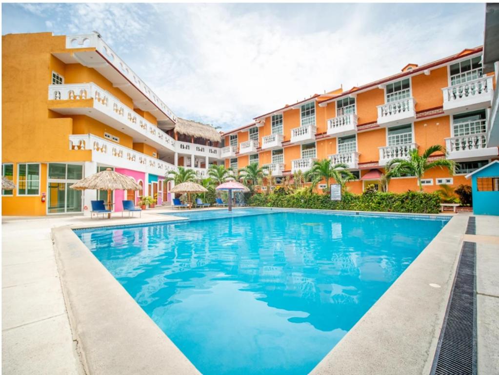 uma piscina em frente a um edifício em Hotel Gran Juquila Huatulco em Santa Cruz, Huatulco