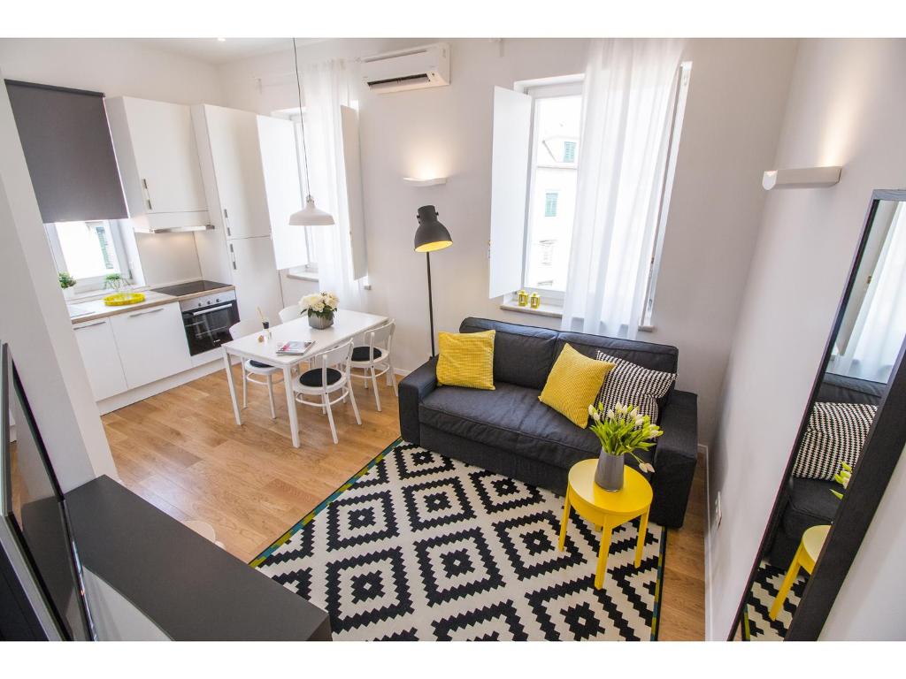 sala de estar con sofá y mesa en Furioso Apartments, en Split