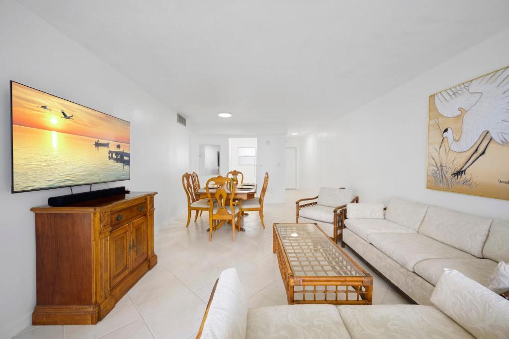 uma sala de estar com um sofá e uma mesa em Sunny Isles Ocean Paradise em Sunny Isles Beach