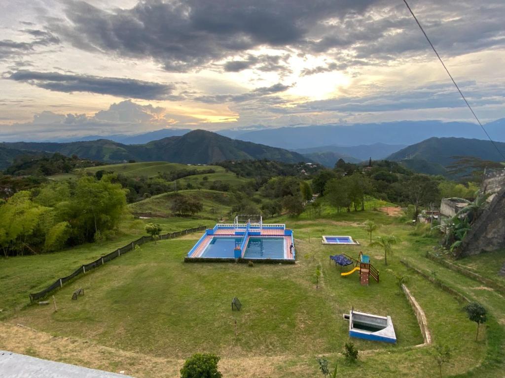 een luchtzicht op een huis met een zwembad bij Finca Descanso Fronterita Sanjeronimo in San Jerónimo