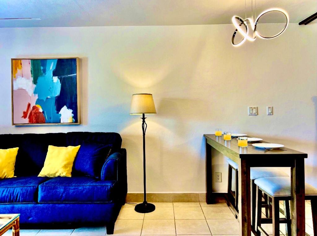 Posezení v ubytování Sapphire Beachfront Condo - View of Paradise - Free Wi - Fi