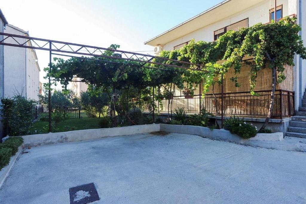 Apartments with parking space Kastel Kambelovac, Kastela - 21997