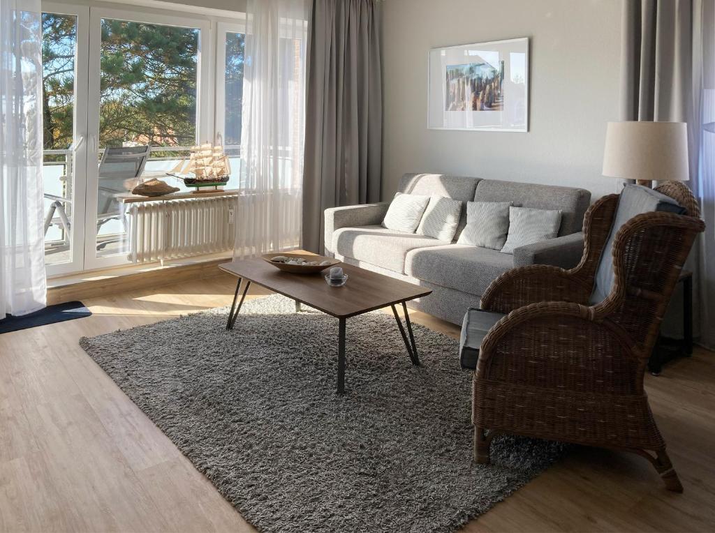 a living room with a couch and a table at Ferienwohnung Tidenblick in Wittdün