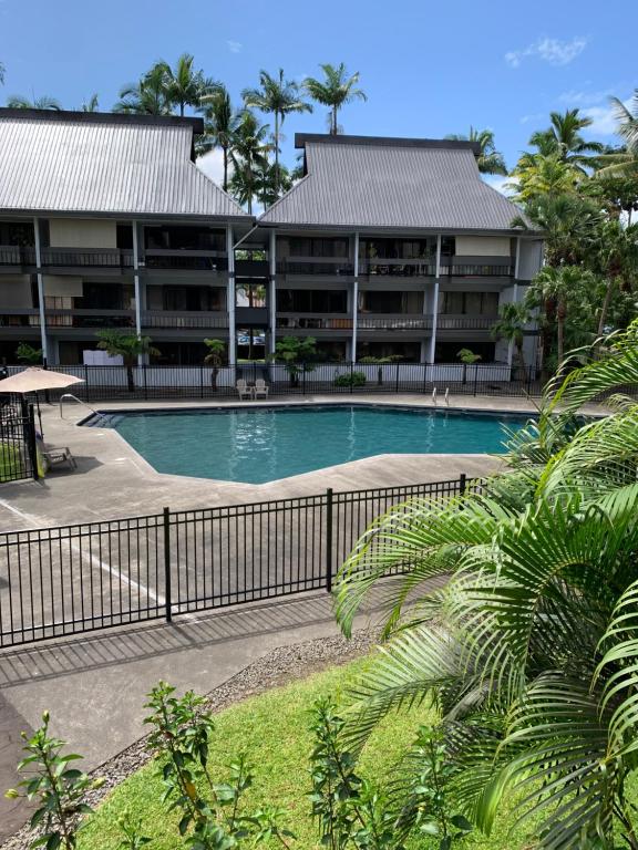 ヒロにあるLucy's Place -STUDIO Apt with air-conditioning, Murphy bedの建物の前のプール