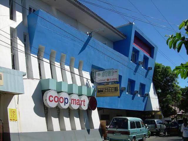 un bâtiment bleu et blanc avec un panneau sur lequel figure un panneau dans l'établissement Adtempco bed and breakfast, à Bangued