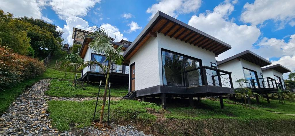 uma casa com uma grande janela do lado em La escondida em Guarne