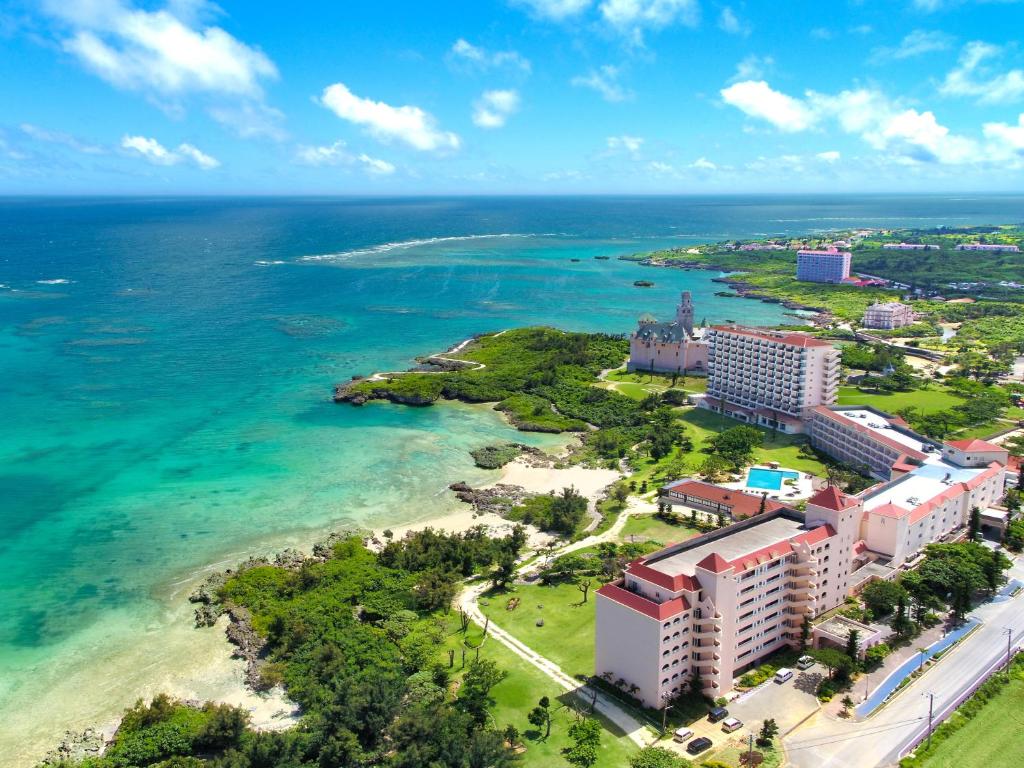 uma vista aérea de um resort e do oceano em Hotel Breezebay Marina em Miyako Island