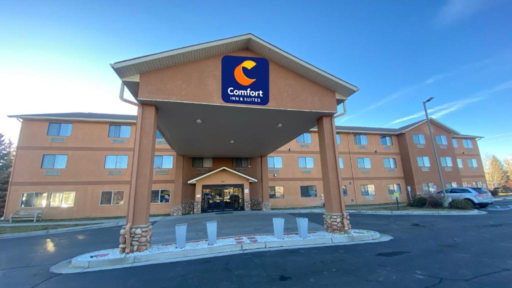 una vista frontal de un hotel con un edificio en Comfort Inn & Suites Gunnison-Crested Butte en Gunnison