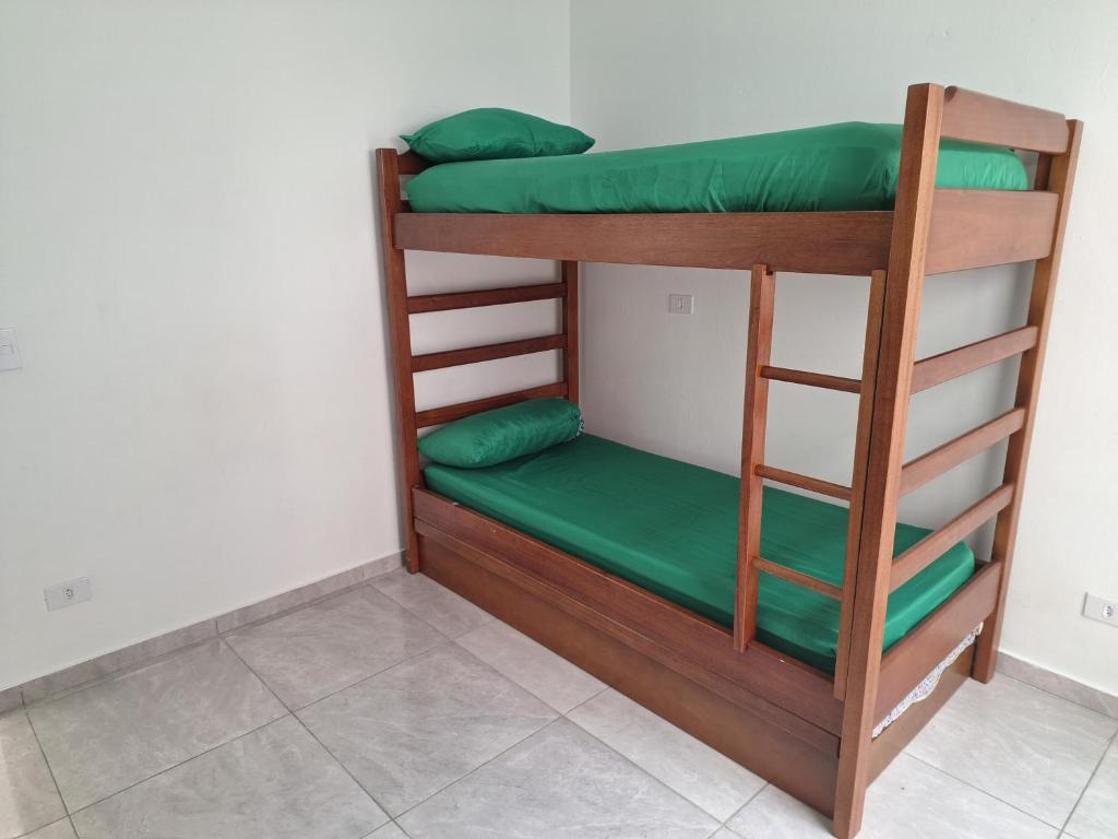 Katil dua tingkat atau katil-katil dua tingkat dalam bilik di Araçariguama
