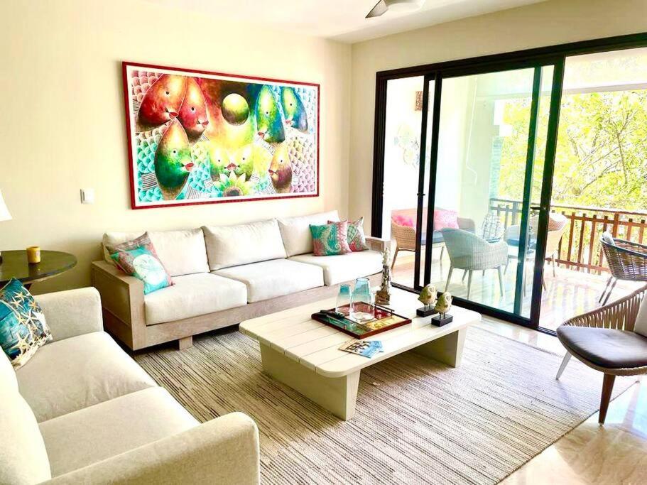 a living room with a couch and a table at Hermoso apartamento en Portillo ,Las Terrenas in El Limón