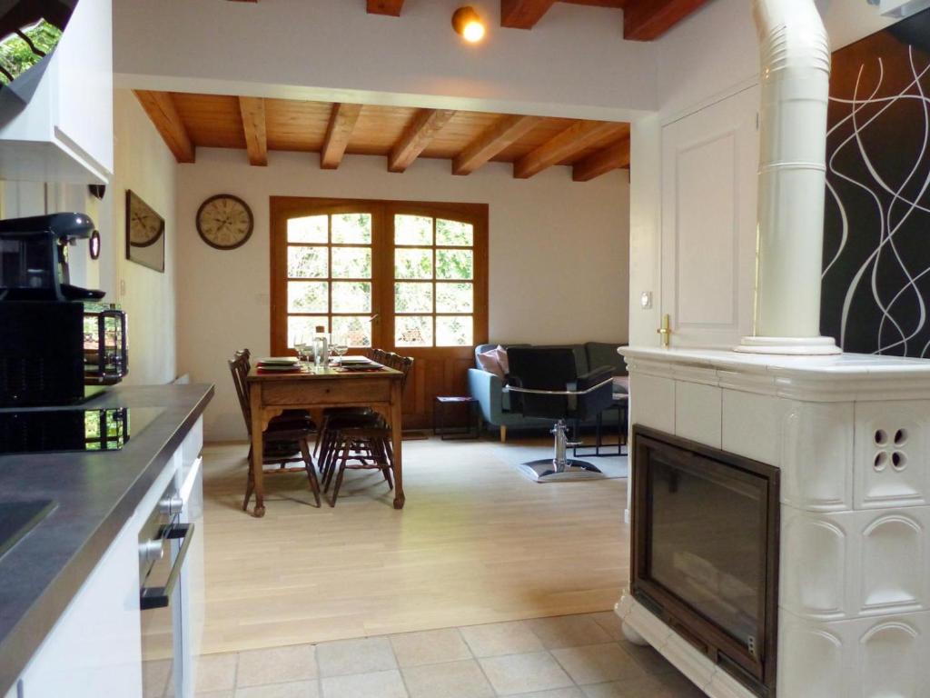 Posedenie v ubytovaní Charmant Gîte avec Piscine Privative et Terrasse à Charroux, Village Médiéval - FR-1-489-394