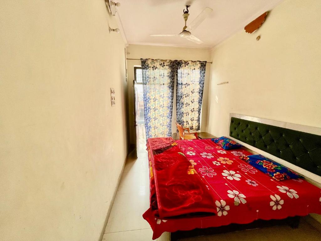 Postel nebo postele na pokoji v ubytování GARG COMPLEX GUESTHOUSE