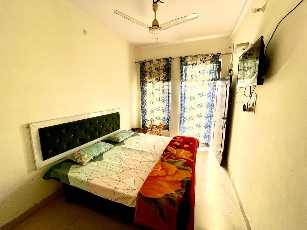 Postel nebo postele na pokoji v ubytování GARG COMPLEX GUESTHOUSE