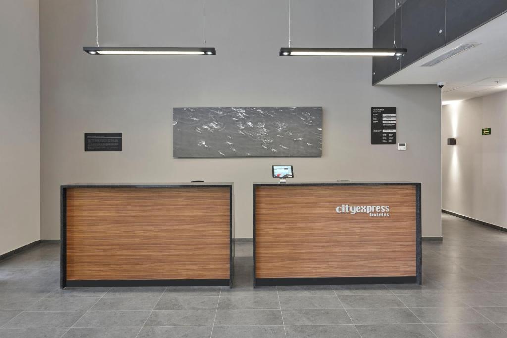El vestíbulo o zona de recepción de City Express by Marriott Puebla FINSA
