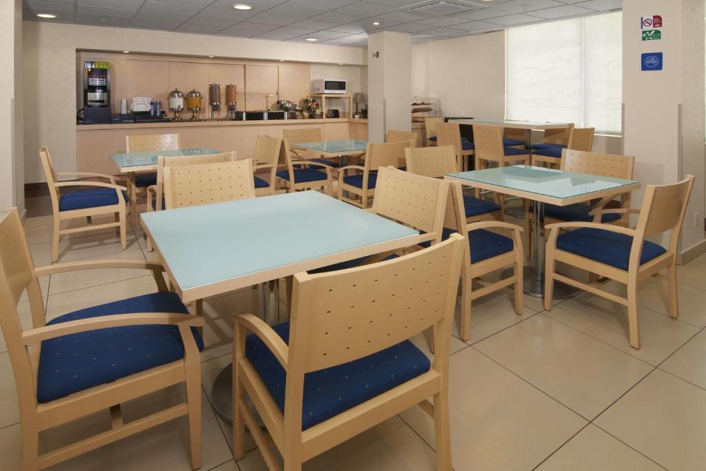 Un restaurante o sitio para comer en City Express by Marriott Puebla FINSA