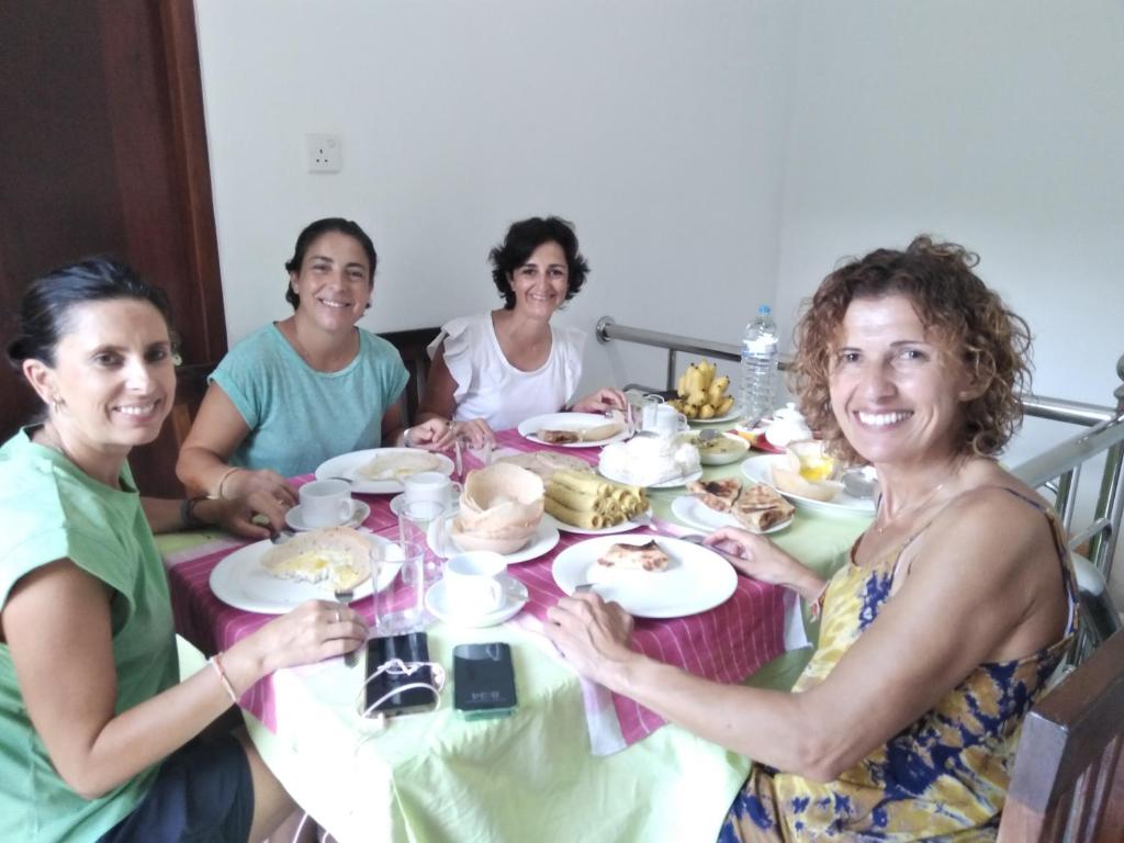 een groep vrouwen die rond een tafel eten bij SILVER RAIL in Galle