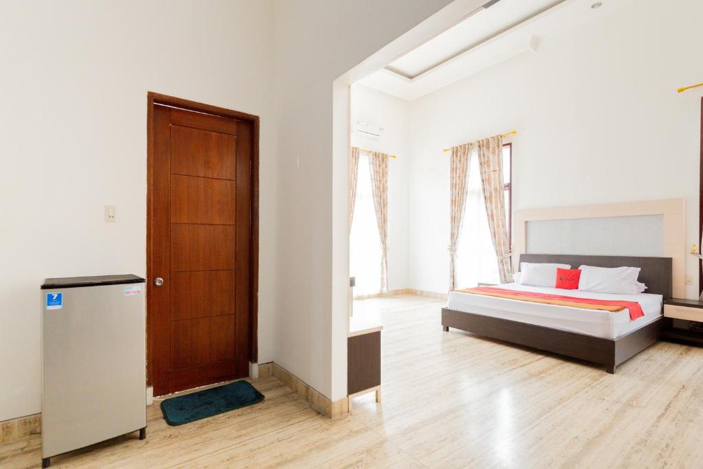 Postel nebo postele na pokoji v ubytování RedDoorz Premium near Stasiun Lenteng Agung