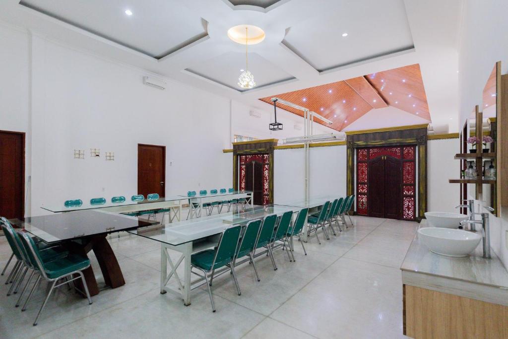 Fotografie z fotogalerie ubytování RedDoorz Premium near Stasiun Lenteng Agung v destinaci Jakarta