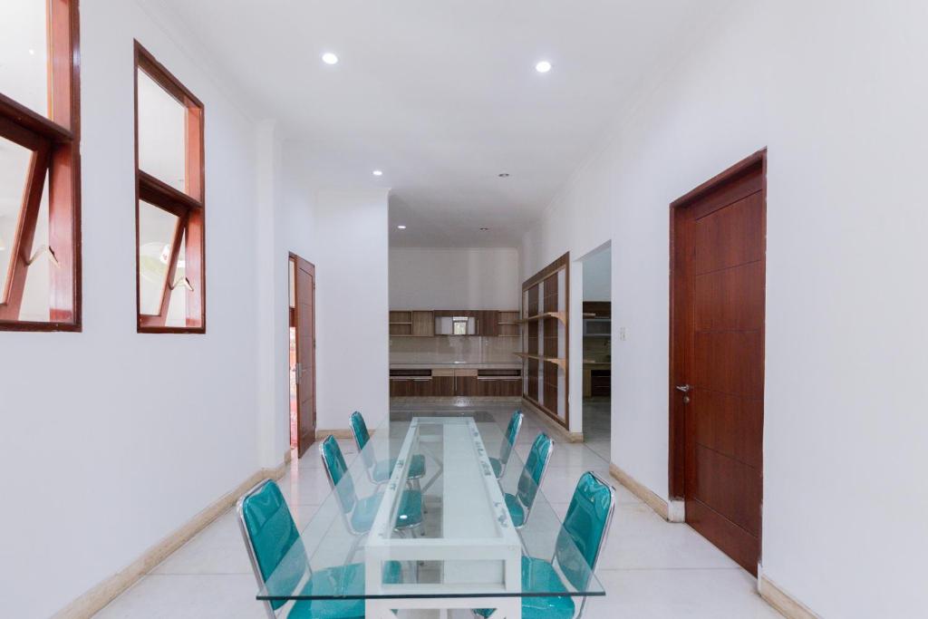 Fotografie z fotogalerie ubytování RedDoorz Premium near Stasiun Lenteng Agung v destinaci Jakarta
