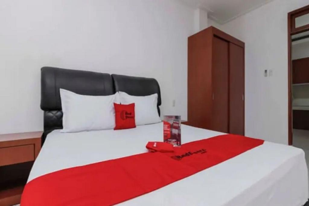 Postel nebo postele na pokoji v ubytování RedDoorz Premium near Stasiun Lenteng Agung