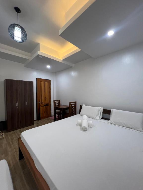 Postel nebo postele na pokoji v ubytování RICH-VANIA SUITES