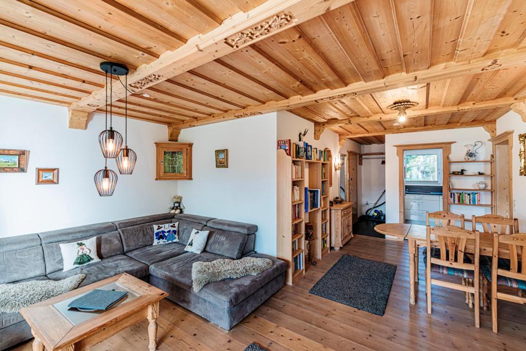 een woonkamer met een bank en een tafel bij Ferienwohnung Michael - ruhig gelegen und nah am See in Schliersee
