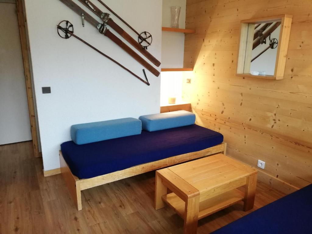 a room with a blue couch and a table at Appartement Valmorel, 1 pièce, 4 personnes - FR-1-356-284 in Valmorel