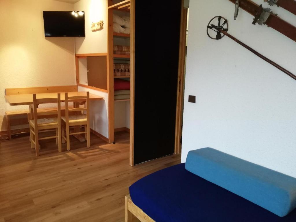 Zimmer mit einem Tisch und einem Esszimmer in der Unterkunft Appartement Valmorel, 1 pièce, 4 personnes - FR-1-356-284 in Valmorel