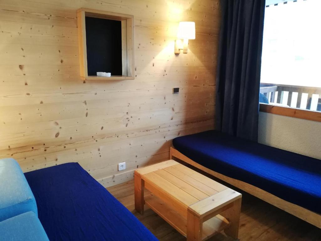 ein kleines Zimmer mit 2 Betten und einem Fenster in der Unterkunft Appartement Valmorel, 1 pièce, 4 personnes - FR-1-356-284 in Valmorel