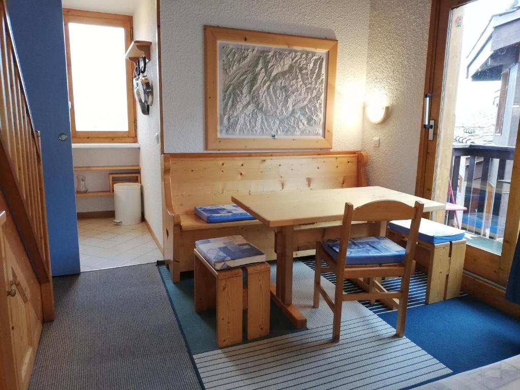 a room with a table and a table and chairs at Appartement Valmorel, 2 pièces, 4 personnes - FR-1-356-188 in Valmorel