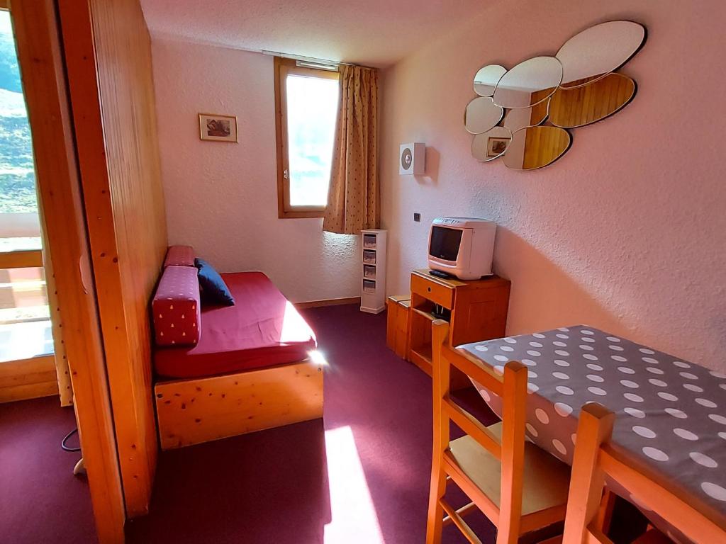 Appartement Valmorel, 1 pièce, 4 personnes - FR-1-356-344にあるシーティングエリア