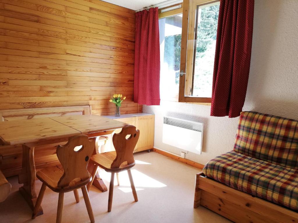 a room with a table and chairs and a couch at Appartement Valmorel, 1 pièce, 4 personnes - FR-1-356-350 in Valmorel