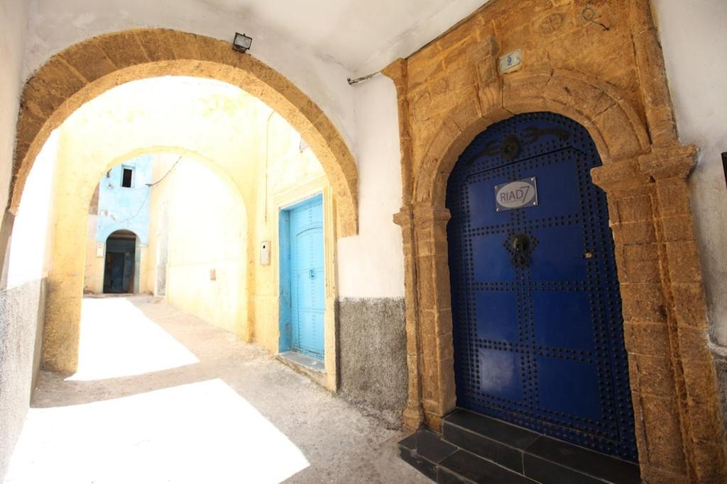 Une allée avec des portes bleues dans un bâtiment dans l'établissement Riad7, à Azemmour