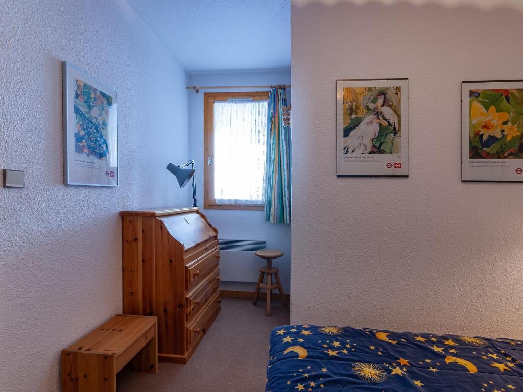 a bedroom with a bed and a dresser and a window at Appartement Méribel, 3 pièces, 6 personnes - FR-1-355-48 in Méribel