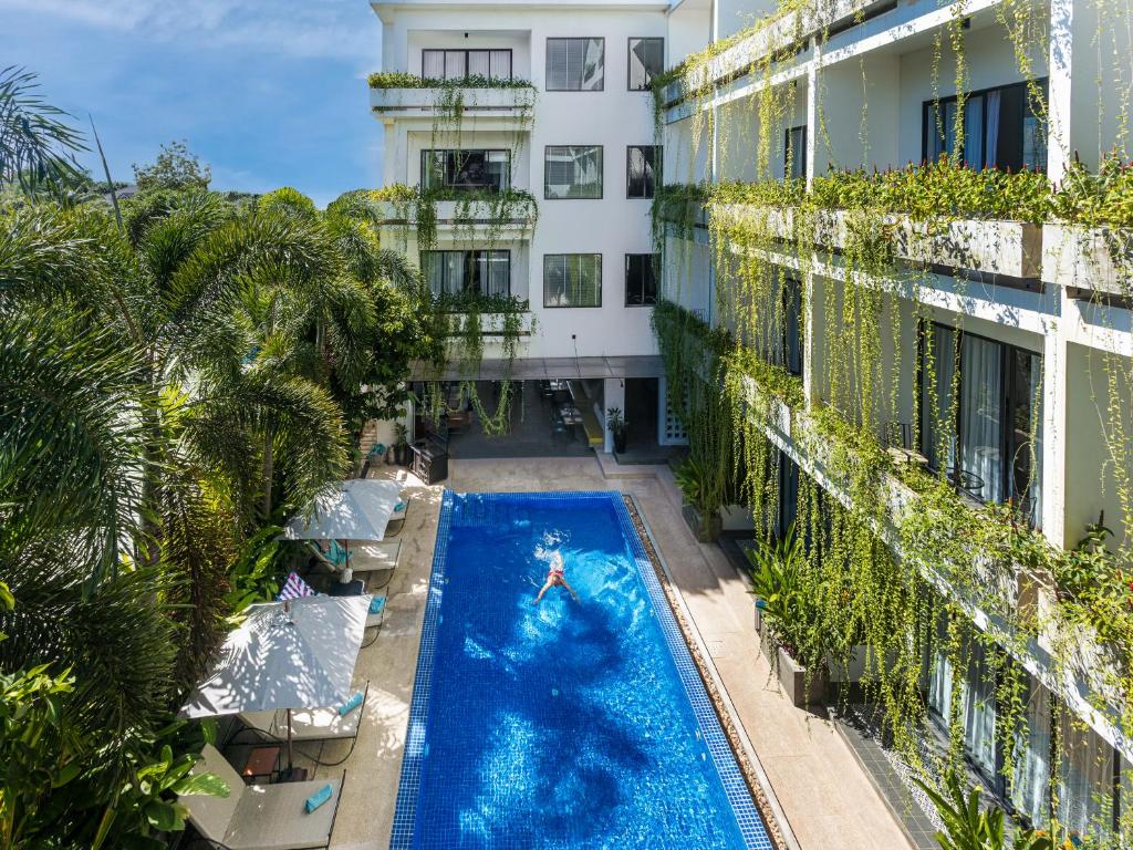 vista sul soffitto di una piscina di fronte a un edificio di Grand Yard La Residence a Siem Reap