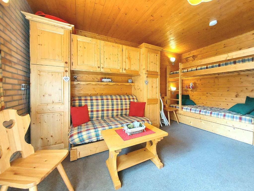 Studio La Plagne, 1 pièce, 3 personnes - FR-1-351-23にある二段ベッド