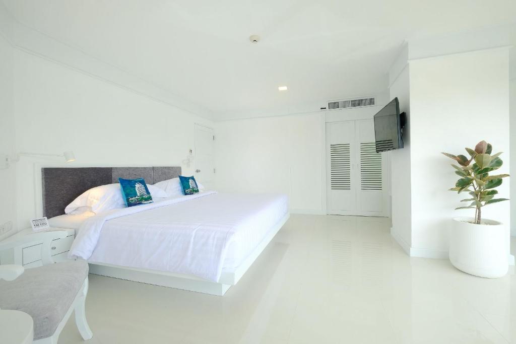 Postel nebo postele na pokoji v ubytování Andaman Beach Suites Hotel, Patong Phuket