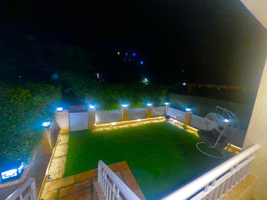 einen Luftblick auf einen Pool in der Nacht in der Unterkunft شقة فندقية في مدينتي in Madinaty